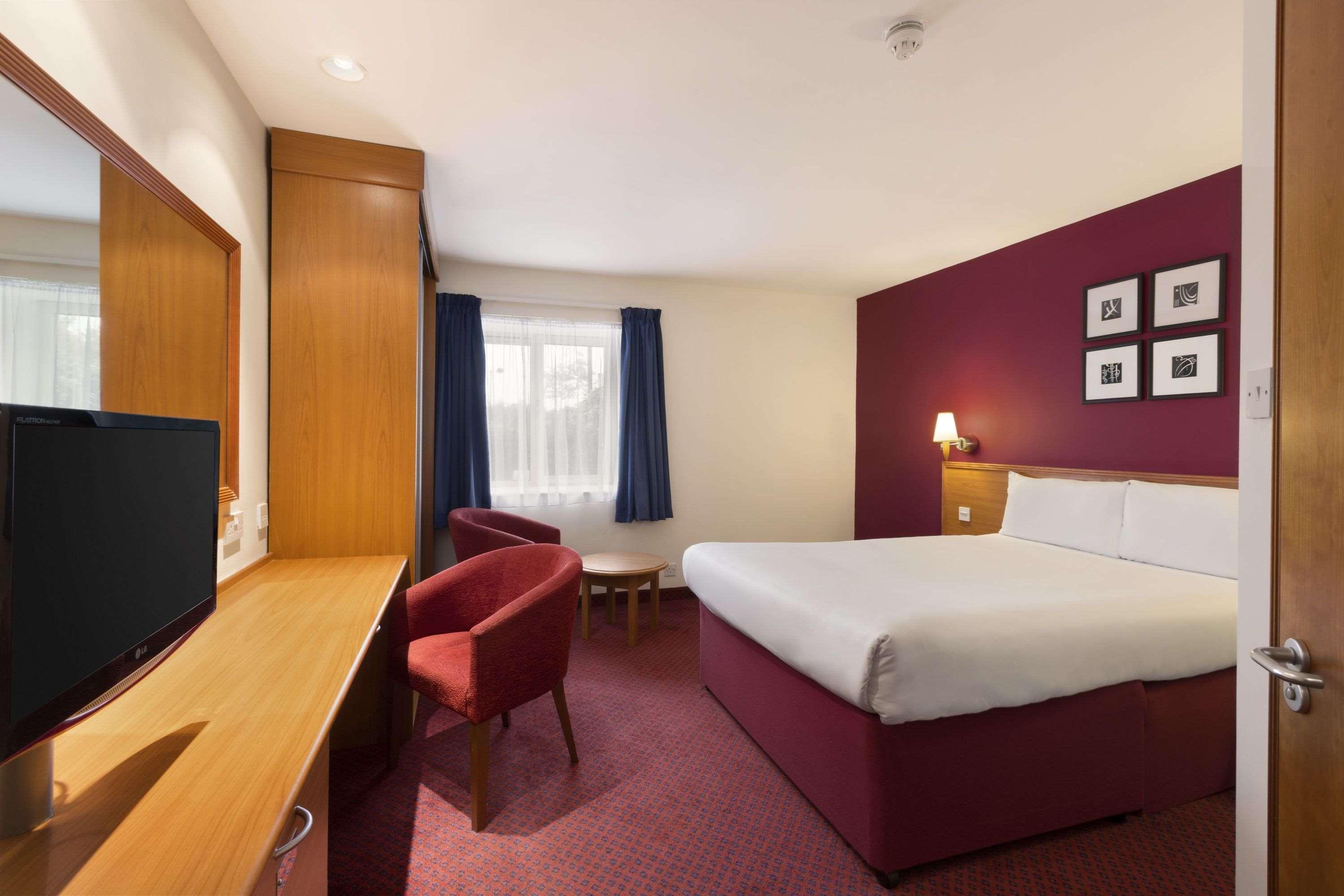 Days Inn Peterborough Exterior photo