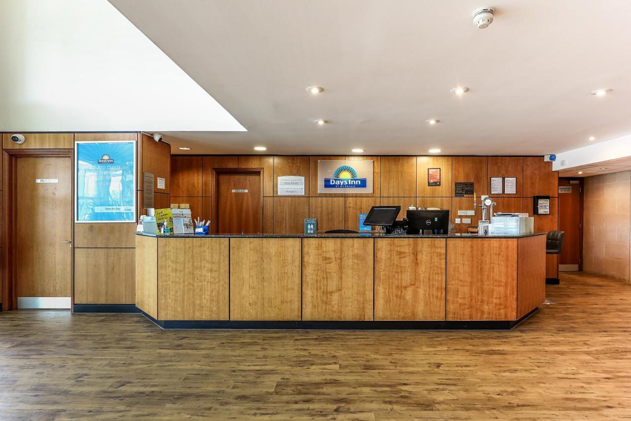 Days Inn Peterborough Exterior photo